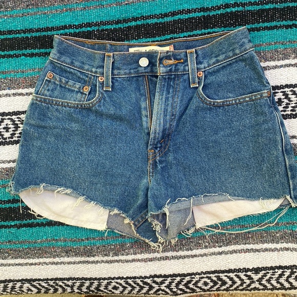Dark washed Levi shorts - Picture 2 of 2